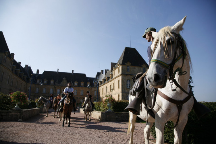 Randonnée à cheval devant le château de Drée - © L. Chocat